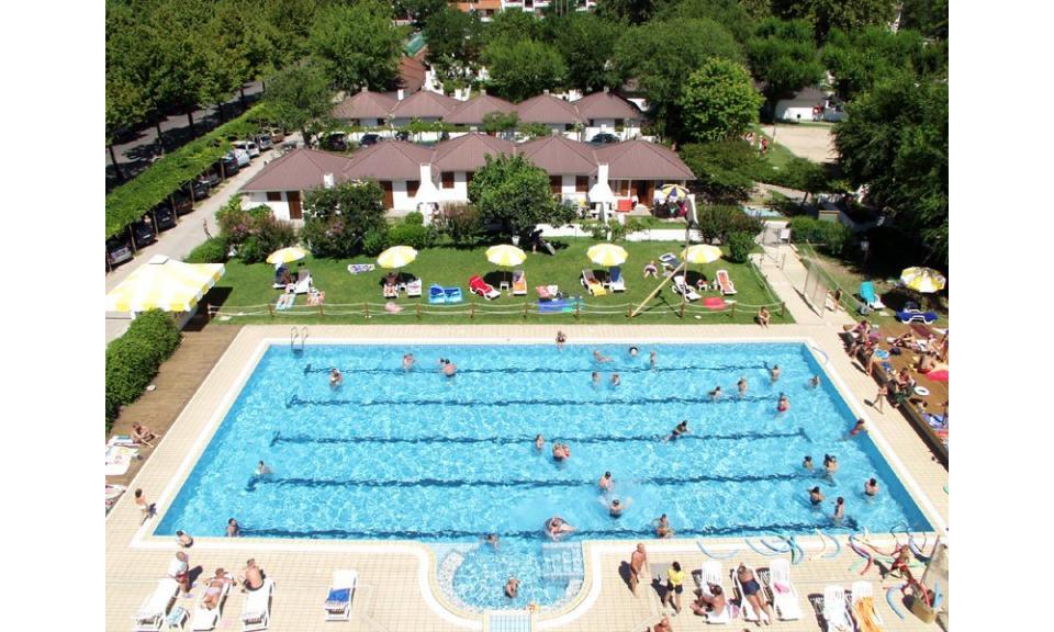 aparthotel ALBATROS: piscina