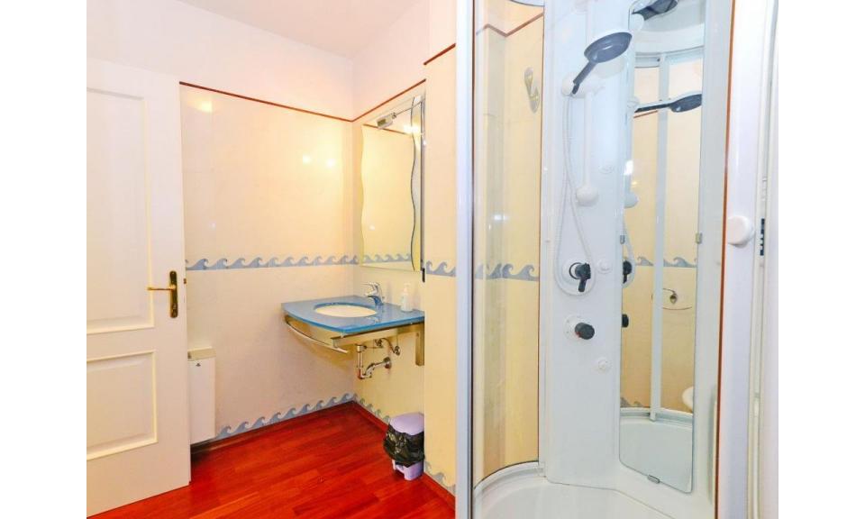 apartmanok BLU RESIDENCE: fürdőszoba (példa)