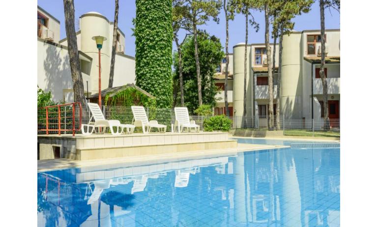 residence HOLIDAY VILLAGE: esterno con piscina
