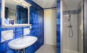 résidence HOLIDAY VILLAGE: E9/VSM - salle de bain avec cabine de douche (exemple)