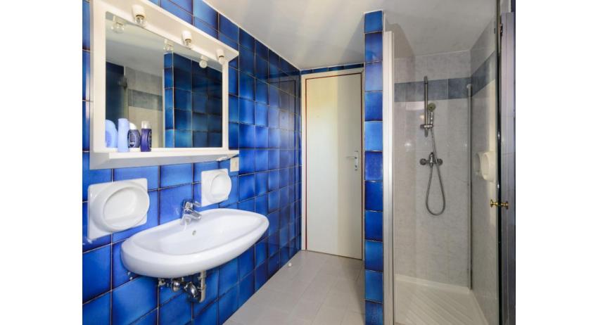 Residence HOLIDAY VILLAGE: E9/VSM - Badezimmer mit Duschkabine (Beispiel)