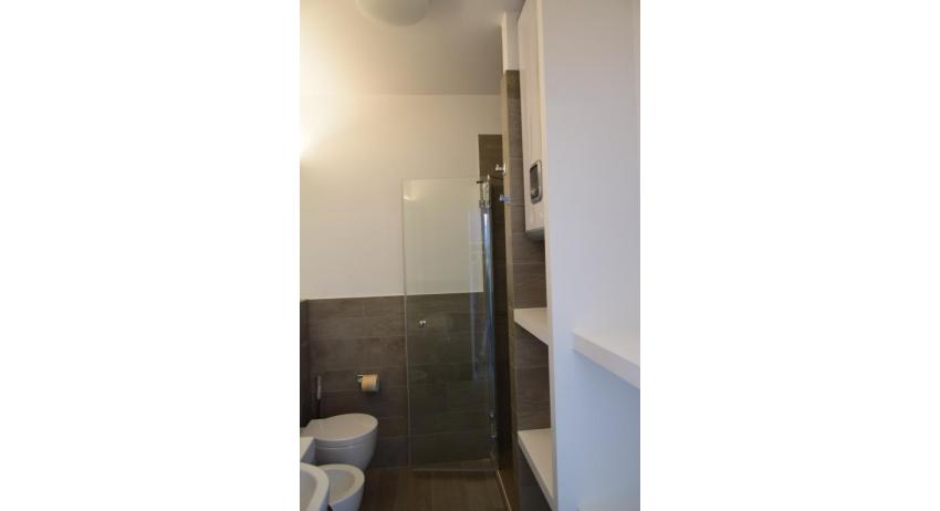Ferienwohnungen LUNA: B5S/4 - Badezimmer mit Duschkabine (Beispiel)