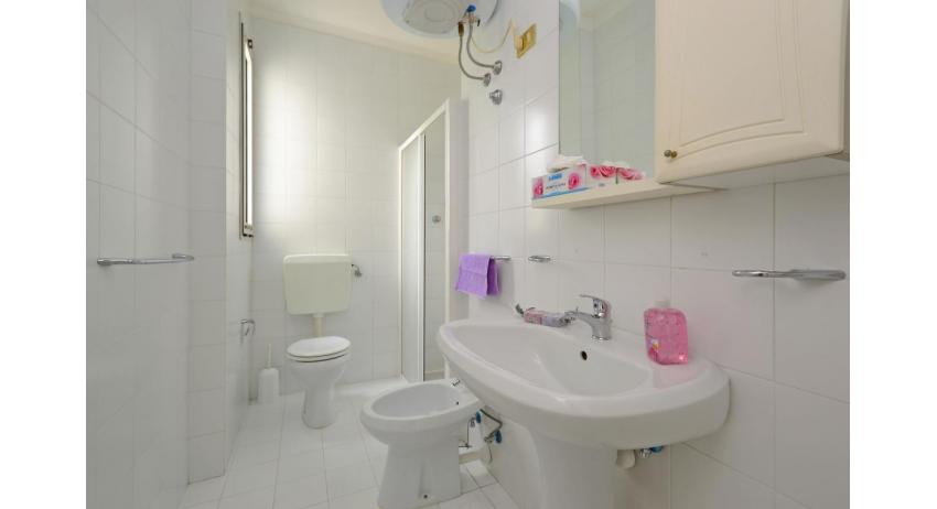 Residence PARCO HEMINGWAY: B5/5H - Badezimmer mit Duschkabine (Beispiel)