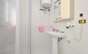 Residence PARCO HEMINGWAY: B4/2H - Badezimmer mit Duschkabine (Beispiel)