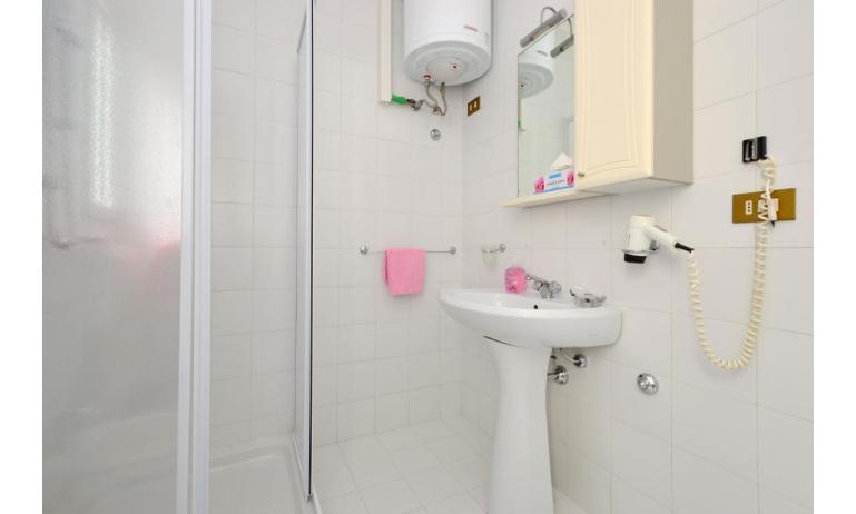 residence PARCO HEMINGWAY: B4/2H - bathroom with a shower enclosure (example)