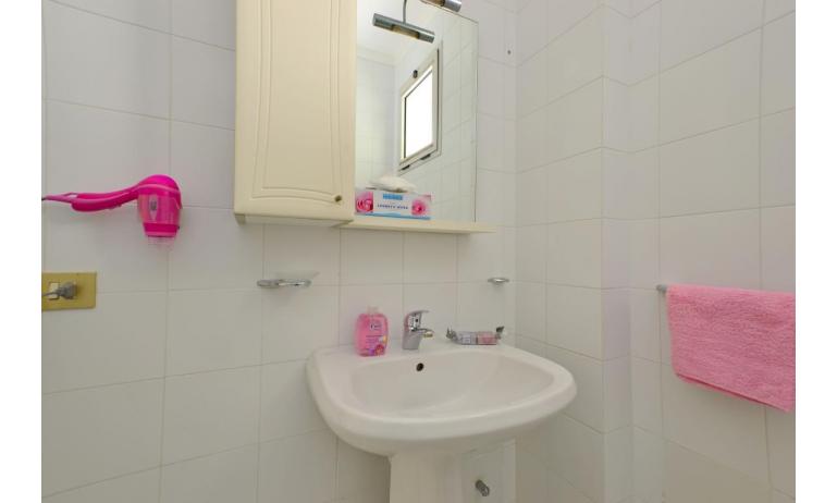 Residence PARCO HEMINGWAY: C6 - Badezimmer mit Duschkabine (Beispiel)