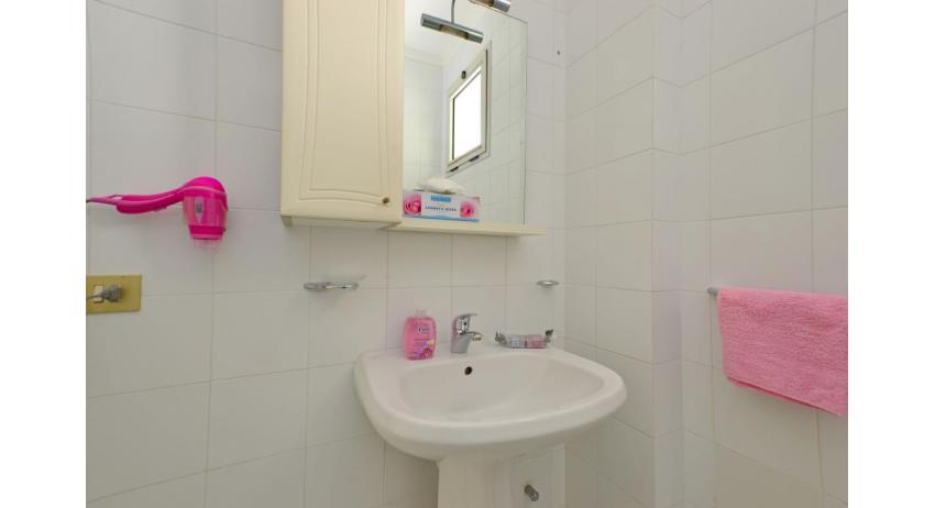 résidence PARCO HEMINGWAY: C6 - salle de bain avec cabine de douche (exemple)