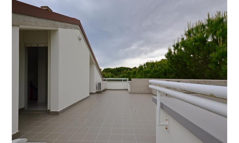 residence PARCO HEMINGWAY: C6 - terrazzo (esempio)