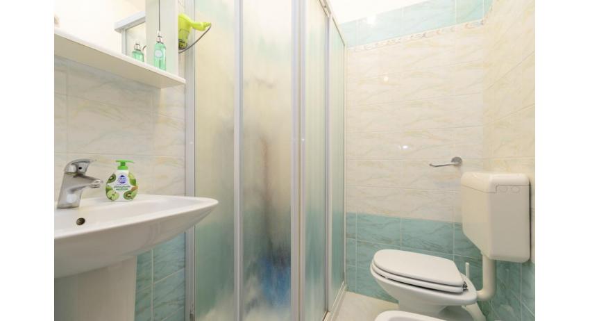 Residence RUBIN: C6 - Badezimmer mit Duschkabine (Beispiel)