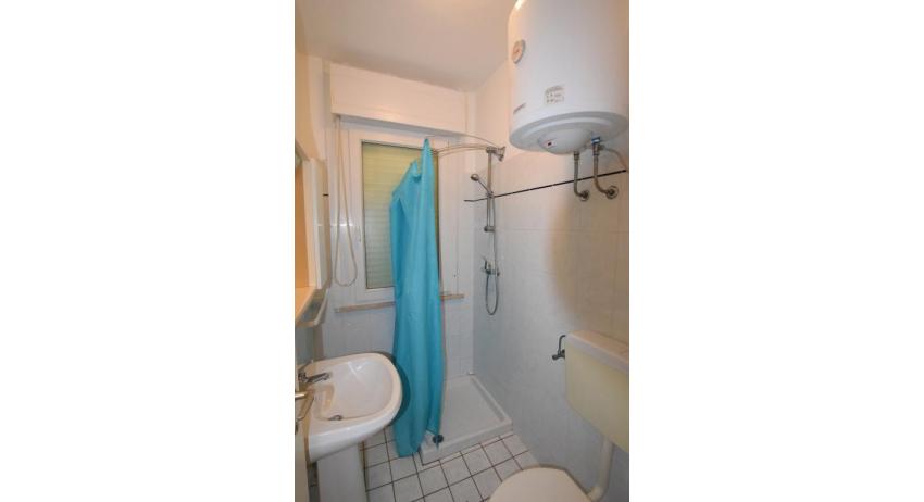 residence SHAKESPEARE: B4 - bathroom with shower-curtain (example)
