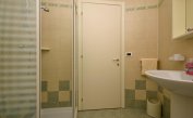 Ferienwohnungen VERDE: B4 - Badezimmer mit Duschkabine (Beispiel)