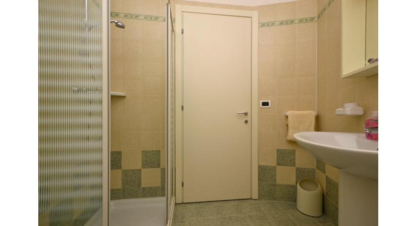 Ferienwohnungen VERDE: B4 - Badezimmer mit Duschkabine (Beispiel)