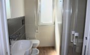Ferienwohnungen MADDALENA: B4 - Badezimmer mit Duschkabine (Beispiel)