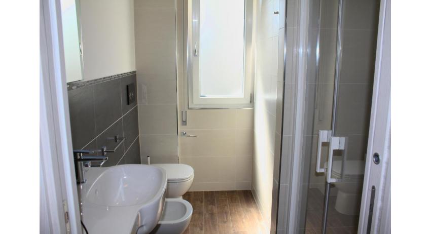Ferienwohnungen MADDALENA: B4 - Badezimmer mit Duschkabine (Beispiel)