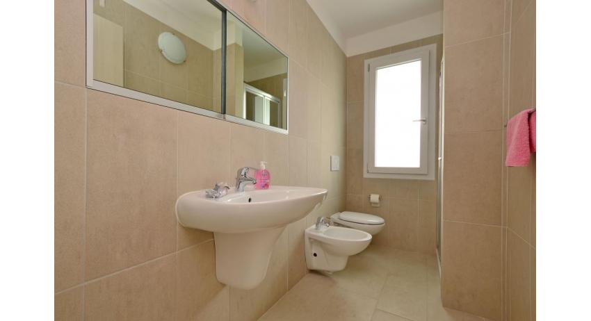 apartments FIORE: B5 - bathroom (example)