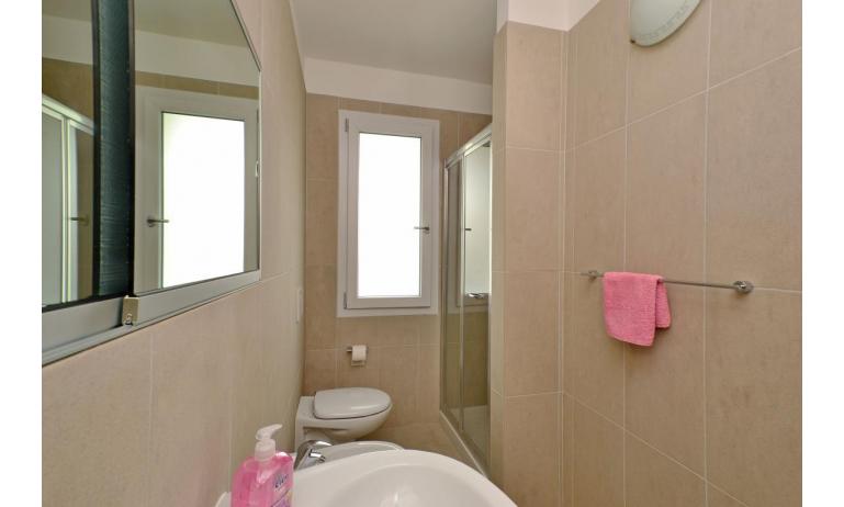 apartments FIORE: B5 - shower enclosure