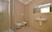 Ferienwohnungen FIORE: C7 - Badezimmer mit Duschkabine (Beispiel)