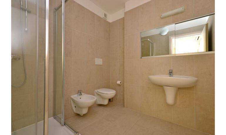 Ferienwohnungen FIORE: C7/2 - Badezimmer mit Duschkabine (Beispiel)