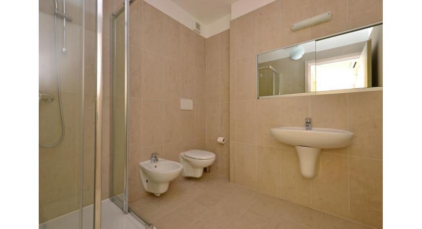 Ferienwohnungen FIORE: C7 - Badezimmer mit Duschkabine (Beispiel)