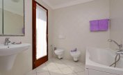 résidence RIO: D8/VSL - salle de bain avec baignoire (exemple)