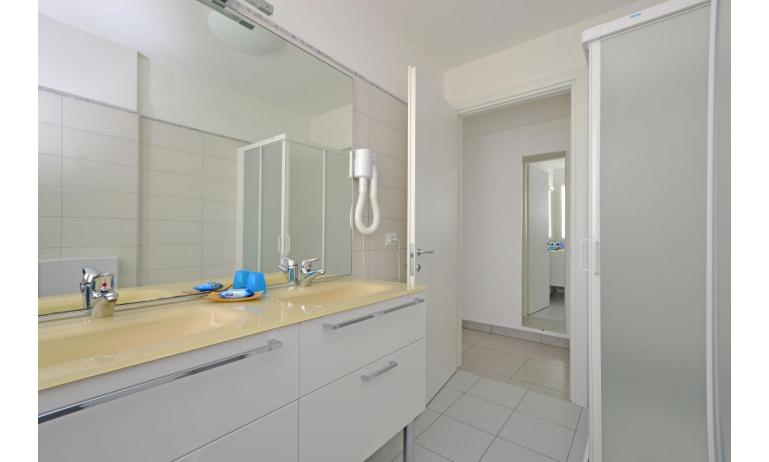 Ferienwohnungen MARE: C8SB - Badezimmer mit Duschkabine (Beispiel)