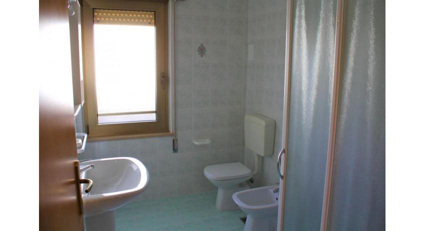apartments VILLA NODARI: B4/1 - bathroom with a shower enclosure (example)