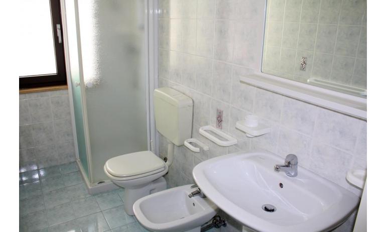apartments VILLA NODARI: C5/T - bathroom with a shower enclosure (example)