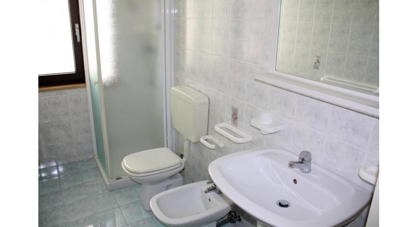 appartamenti VILLA NODARI: C5/T - bagno con box doccia (esempio)