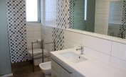 appartamenti NASHIRA: C8 - bagno con box doccia (esempio)