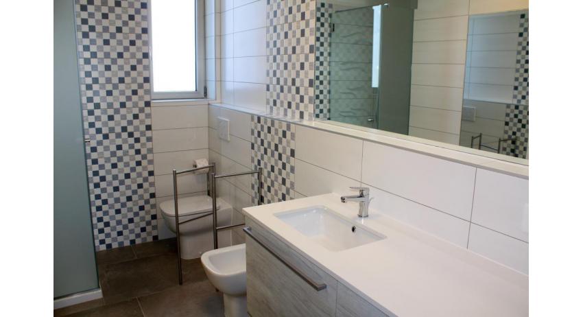 Ferienwohnungen NASHIRA: C8 - Badezimmer mit Duschkabine (Beispiel)