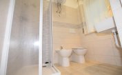 appartament SUNBEACH: B5SB - salle de bain avec cabine de douche (exemple)