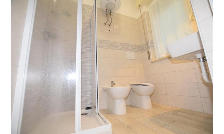 Ferienwohnungen SUNBEACH: B5SB - Badezimmer mit Duschkabine (Beispiel)
