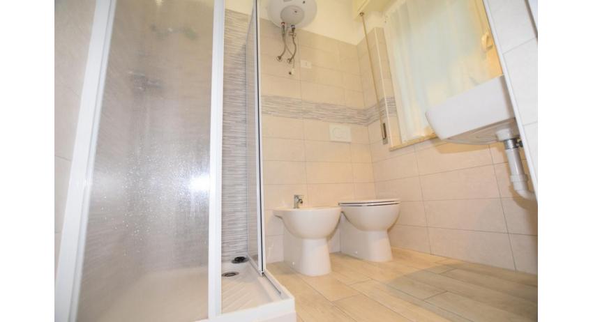 apartments SUNBEACH: B5SB - bathroom with a shower enclosure (example)