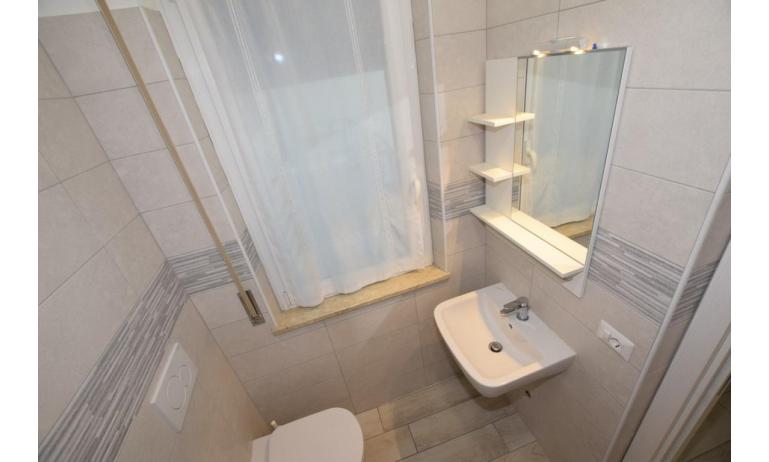 apartments SUNBEACH: B5SB - bathroom (example)
