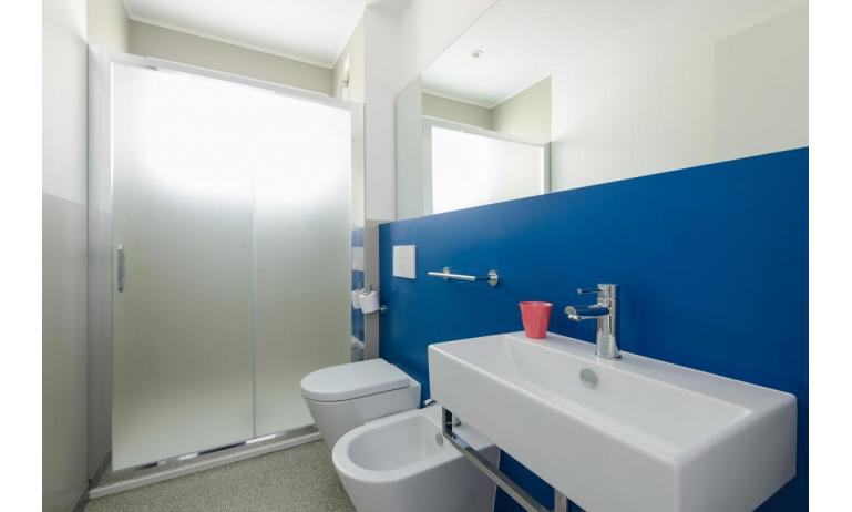 Ferienwohnungen RESIDENZA EDDA: B4/T - Badezimmer mit Duschkabine (Beispiel)