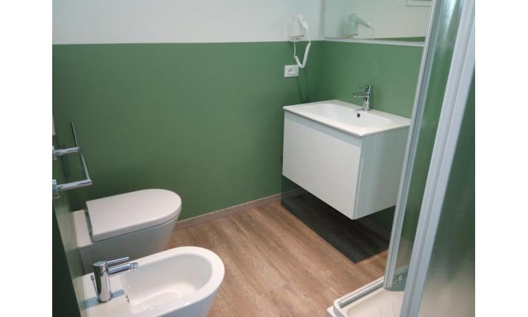 apartments RESIDENZA EDDA: C6/X - bathroom with a shower enclosure (example)