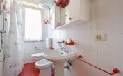 apartments CASA GUGLIELMO e ANNA: B5 - bathroom with shower-curtain (example)