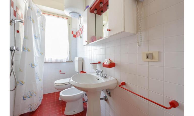 apartments CASA GUGLIELMO e ANNA: B5 - bathroom with shower-curtain (example)