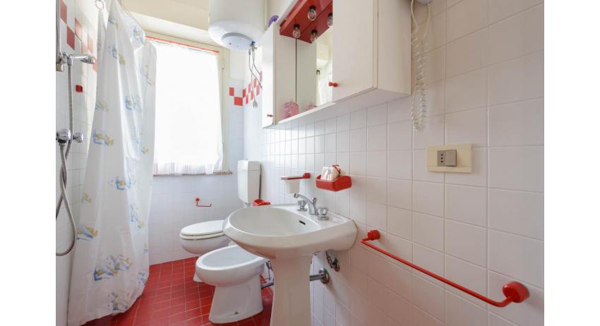 Ferienwohnungen CASA GUGLIELMO e ANNA: B5 - Badezimmer mit Duschvorhang (Beispiel)
