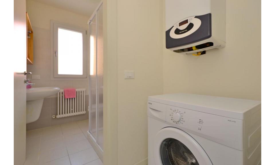 Ferienwohnungen BELLAROSA: C7/2 - Badezimmer mit Waschmaschine (Beispiel)