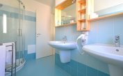 Ferienwohnungen BELLAROSA: C7/2 - Badezimmer mit Duschkabine (Beispiel)