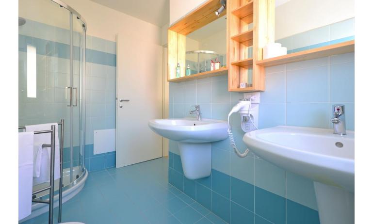 Ferienwohnungen BELLAROSA: C7/2 - Badezimmer mit Duschkabine (Beispiel)