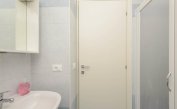 Ferienwohnungen VENUS: C6 - Badezimmer mit Duschkabine (Beispiel)