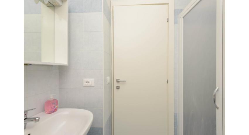 Ferienwohnungen VENUS: C6 - Badezimmer mit Duschkabine (Beispiel)