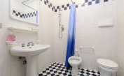 Ferienwohnungen SPIAGGIA: C5 - Badezimmer mit Duschvorhang (Beispiel)