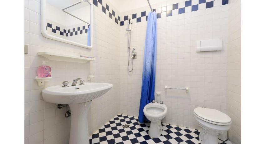 Ferienwohnungen SPIAGGIA: C5 - Badezimmer mit Duschvorhang (Beispiel)