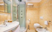 hotel REX: Family Suite - bagno con box doccia (esempio)