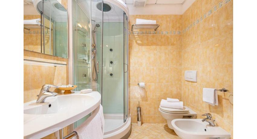 hotel REX: Family Suite - bagno con box doccia (esempio)