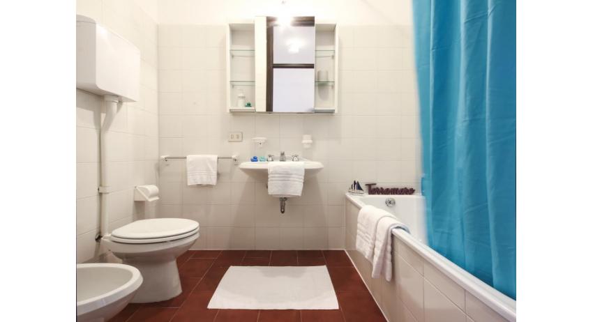 apartments TERRAMARE: D6/VSL - bathroom with bathtub (example)