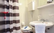Ferienwohnungen TERRAMARE: E9/VSM - Badezimmer mit Duschvorhang (Beispiel)